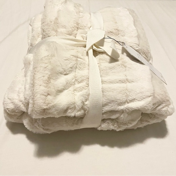 Indigo Cozy Cabin Faux Fur Throw 50” x 60” - Picture 15 of 16